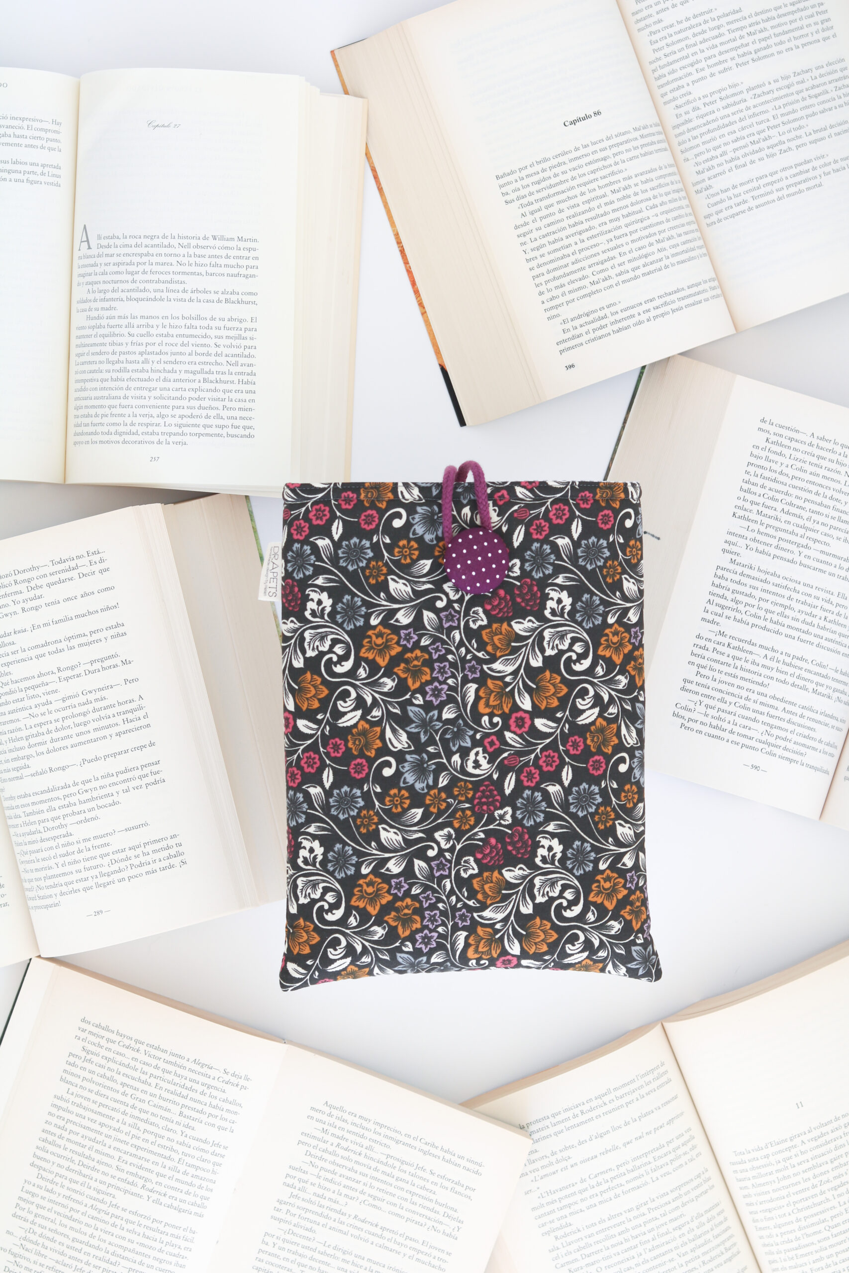 Funda de Libro con tela de flores vintage en tonos granate, gris y mostaza sobre fondo negro. Regalo perfecto para los amantes de la lectura.