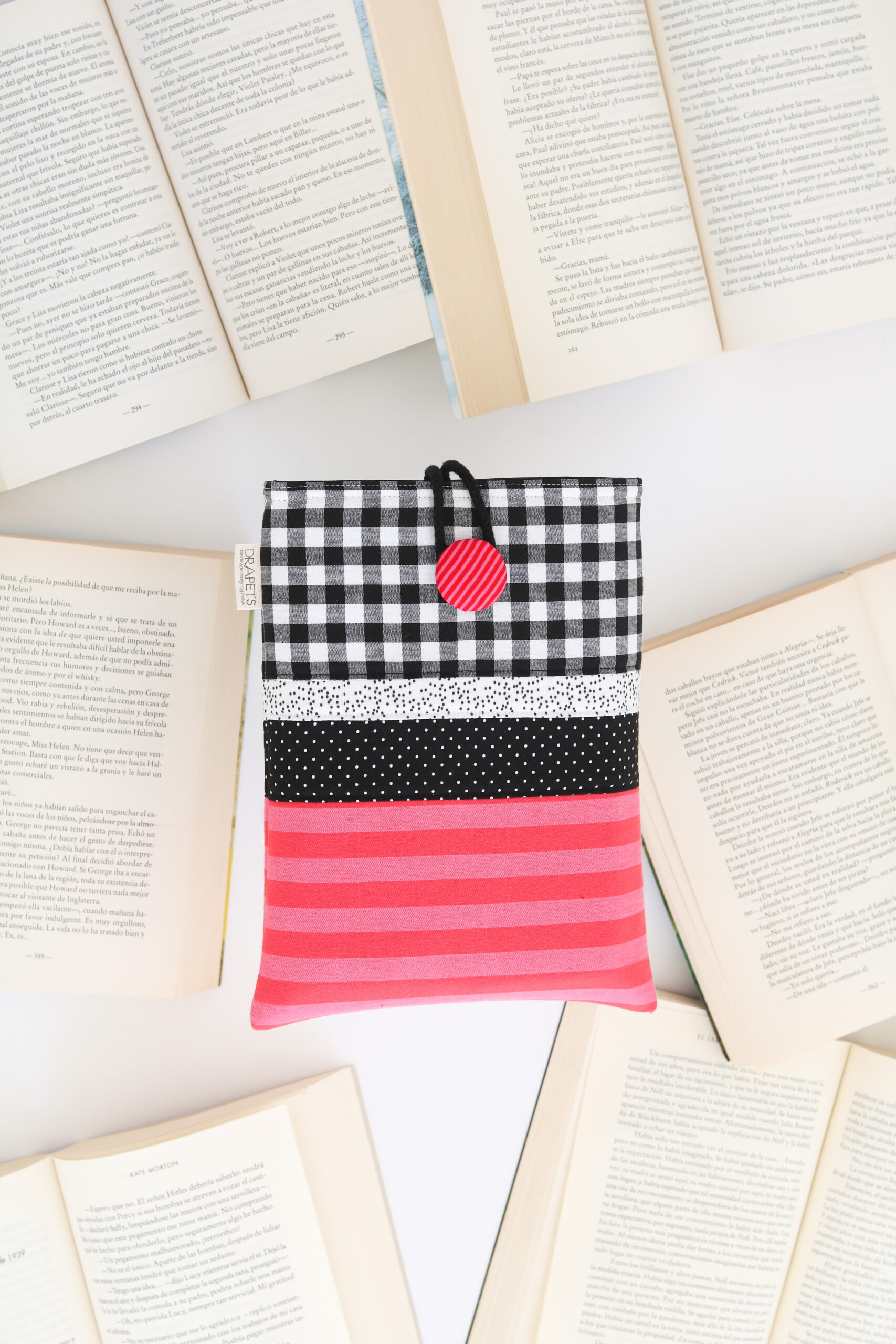 Funda de libro BE UNIQUE hecha a mano con retales de tela reciclados, diseño exclusivo y sostenible para proteger tus libros con estilo.