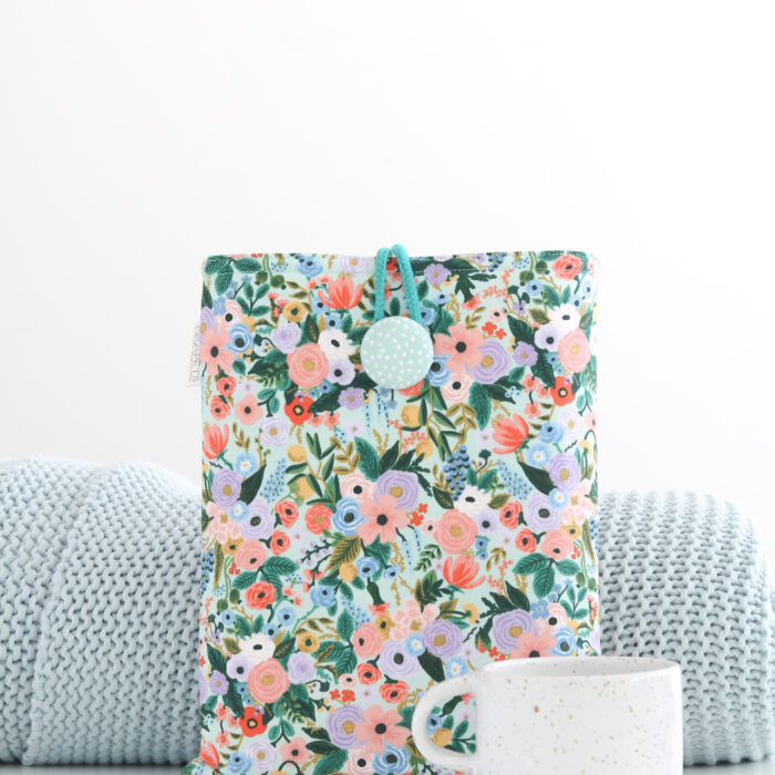 Funda de Libro Floral Mint con estampado elegante de flores de colores con detalles en turquesa.