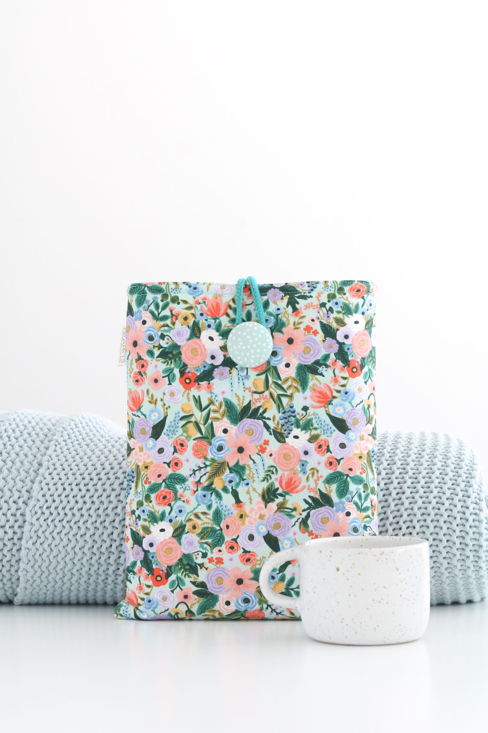 Funda de Libro Floral Mint con estampado elegante de flores de colores con detalles en turquesa.