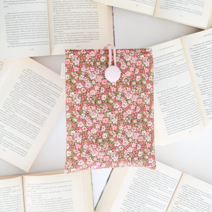 Funda de Libro Liberty Pink, estampado floral en tonos rosas y verdes con base marrón. Detalles de cordón y botón en rosa junto con el forro interior.