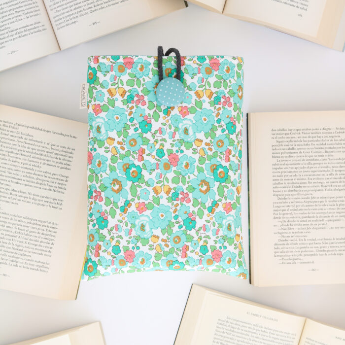 Funda de Libro con tela Liberty de flores en tonos verdes, rosa y mostaza. Regalo bonito perfecto para las amantes de la lectura