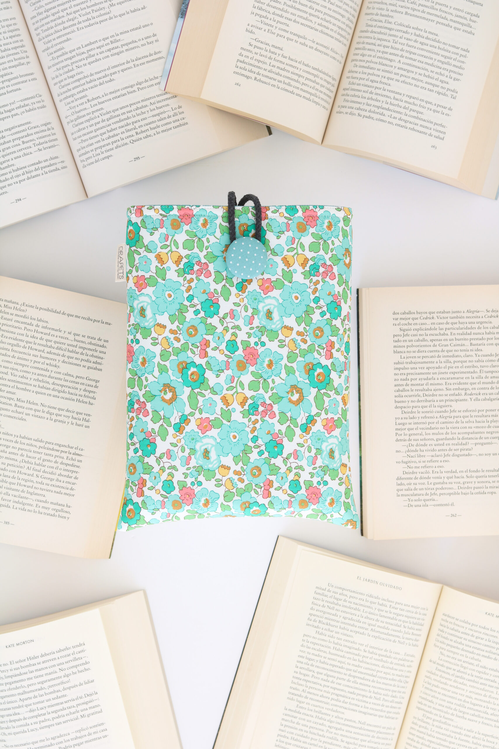 Funda de Libro con tela Liberty de flores en tonos verdes, rosa y mostaza. Regalo bonito perfecto para las amantes de la lectura