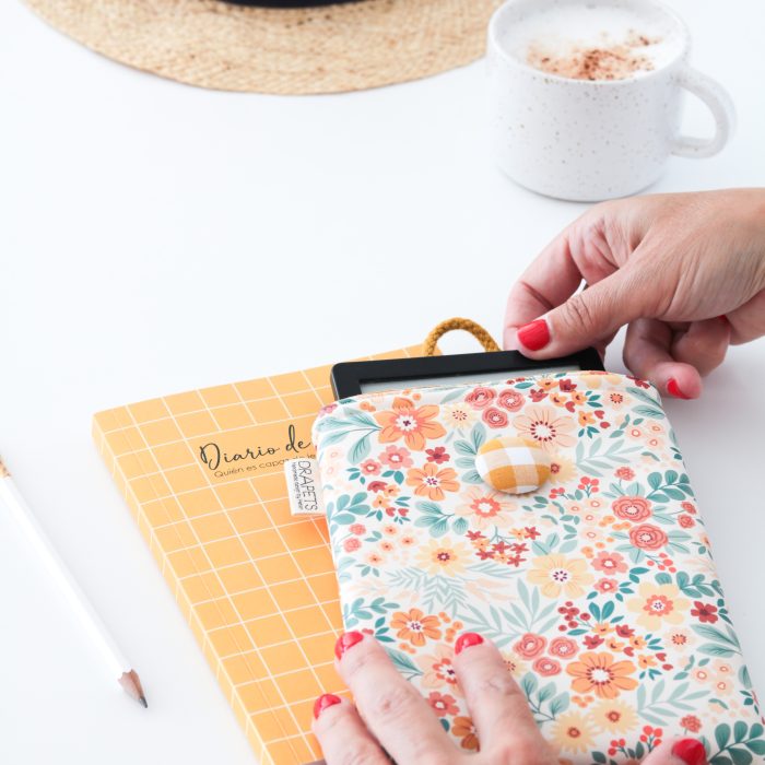 Funda impermeable para Kindle o ebook con estampado floral, perfecta para leer en verano sin preocuparse por salpicaduras.