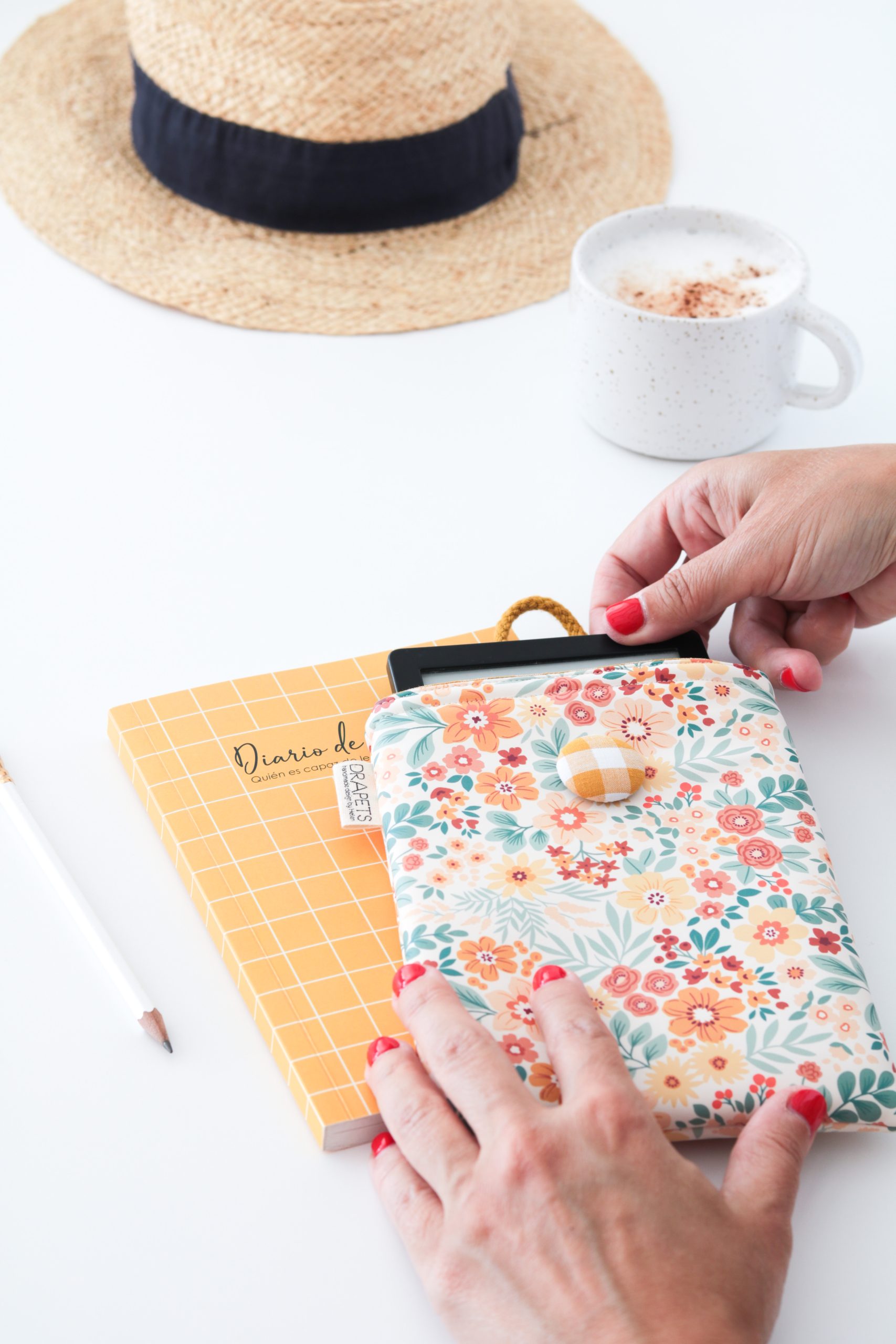 Funda impermeable para Kindle o ebook con estampado floral, perfecta para leer en verano sin preocuparse por salpicaduras.