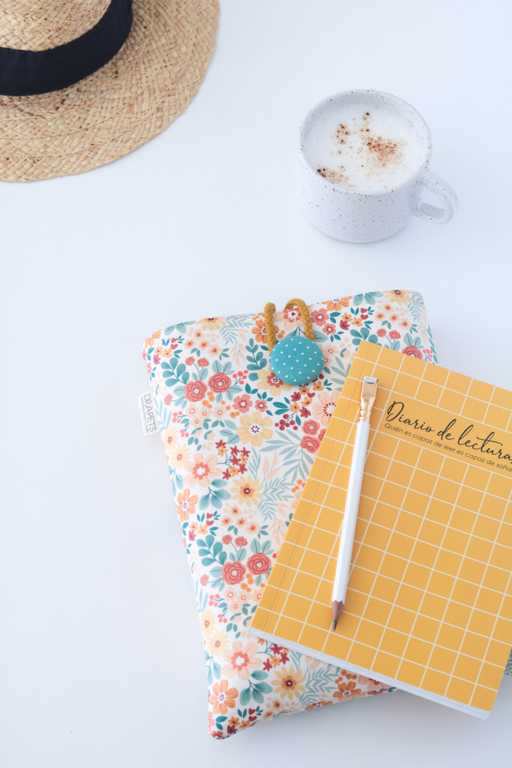 Funda de libro floral impermeable en escena veraniega con libro, gafas y taza de café con hielo