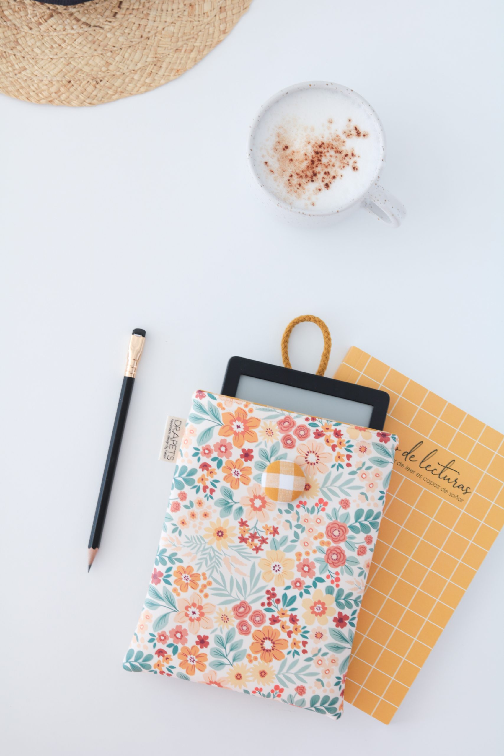 Funda acolchada hecha a mano para lector digital, ideal para vacaciones: protege tu ebook de golpes y humedad con estilo.