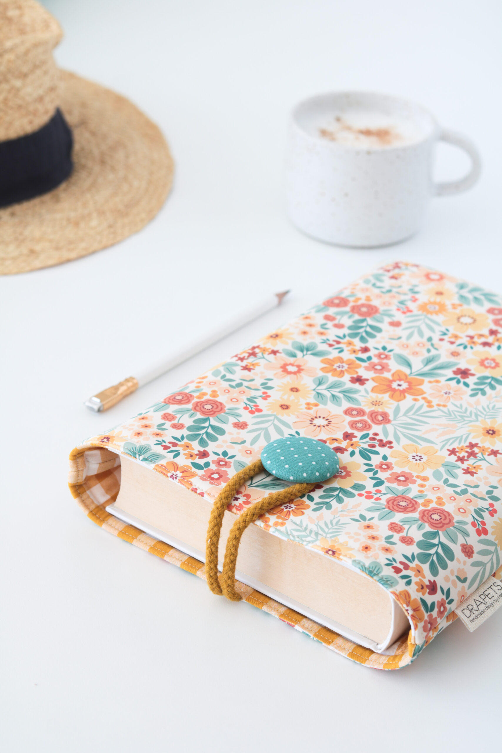 Interior de la funda impermeable modelo Flower, con forro de algodón estampado vichy en tono blanco y mostaza a juego con la exterior.